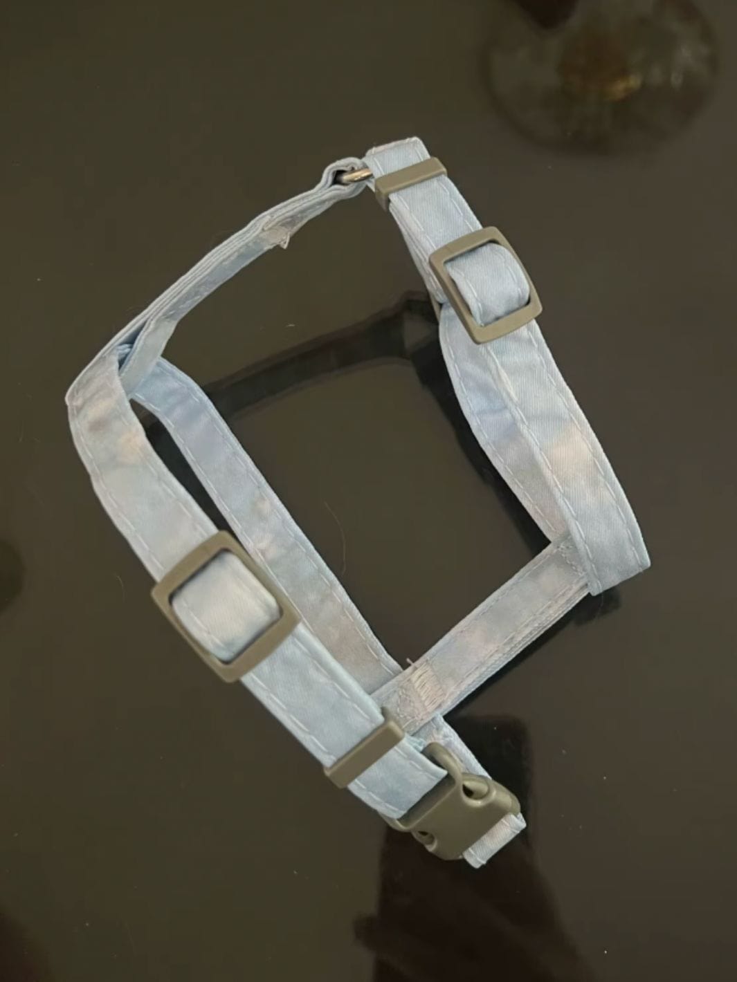 Un collier vert pour chat avec une fleur et une clochette amovible