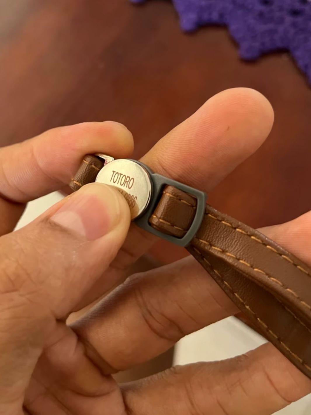 Collier en simili cuir marron pour chat avec le nom gravé