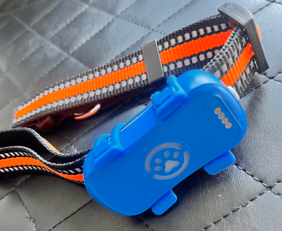 Collier orange et gris pour animaux de compagnie avec un traceur gps