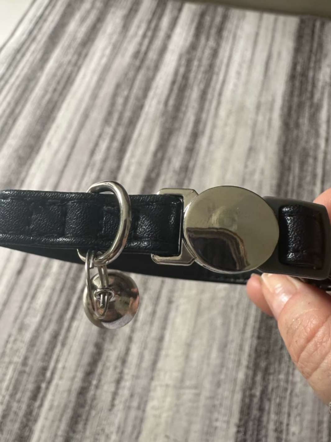 Un collier pour chat en simili cuir noir avec un clochette