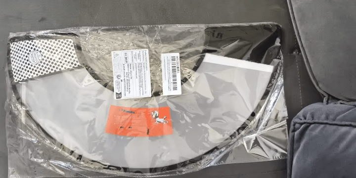 Collier élisabéthain emballé avec du plastique