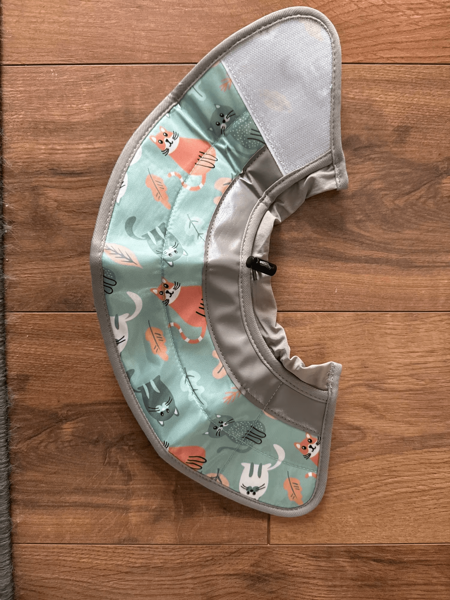 Un collier anti étranglement vert avec des dessins de chats
