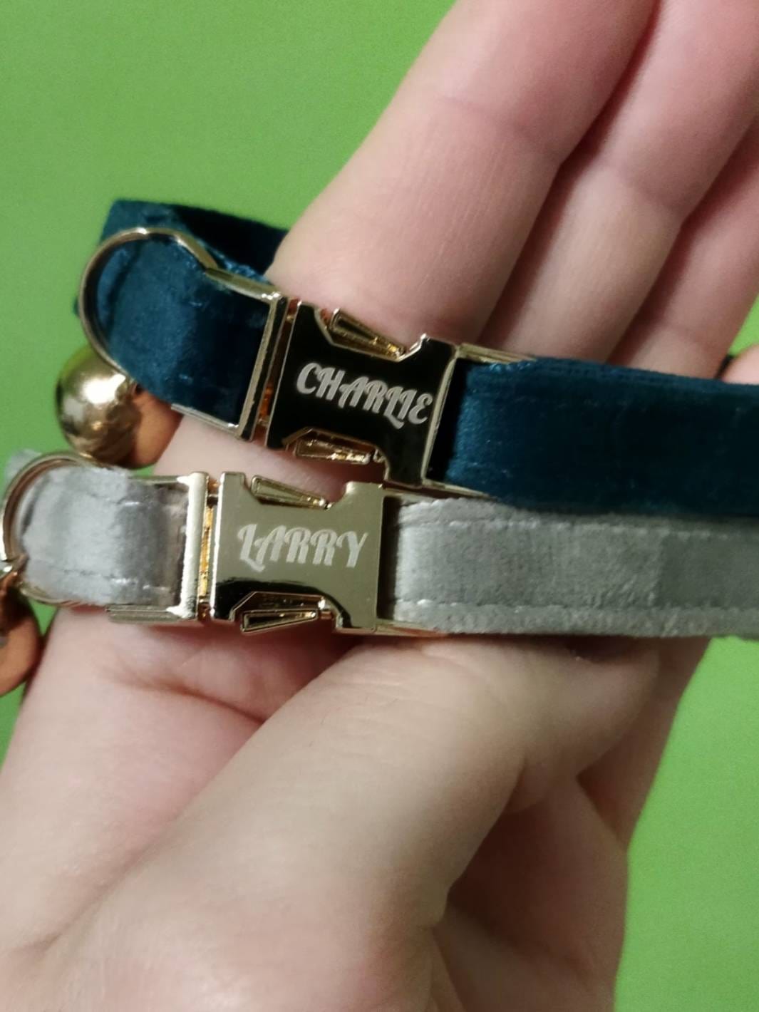 Deux colliers pour chats en velours avec une clochette et le nom gravé dessus