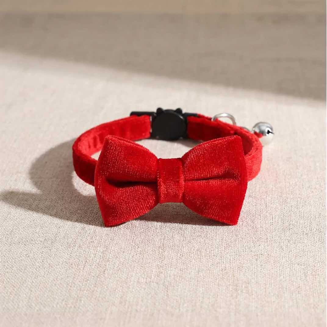 Nœud papillon anti-étranglement en velours pour chat rouge