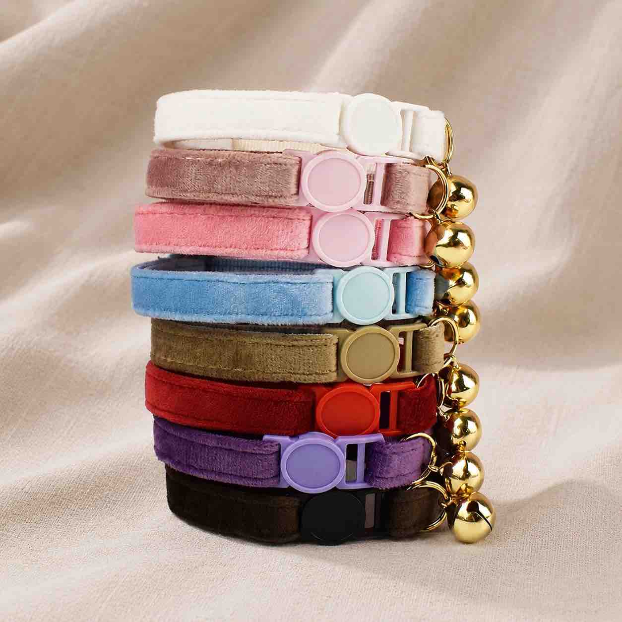 des collier anti-étranglement en velours pour chat empilés