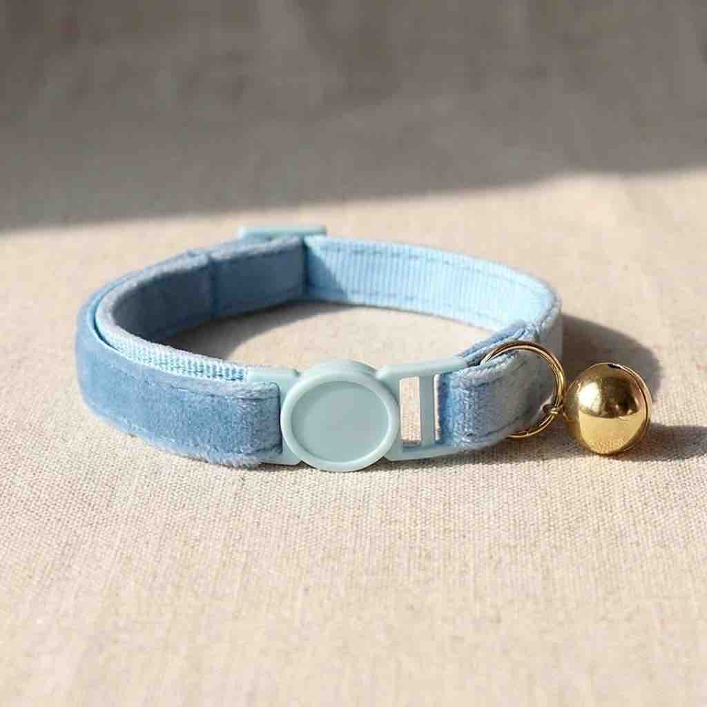 un collier en velours bleu clair pour chat avec un fermoir anti-étranglement