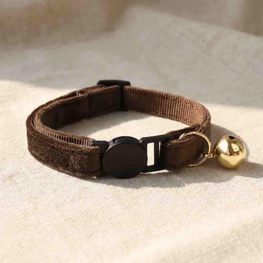 un collier en velours marron pour chat avec un fermoir anti-étranglement
