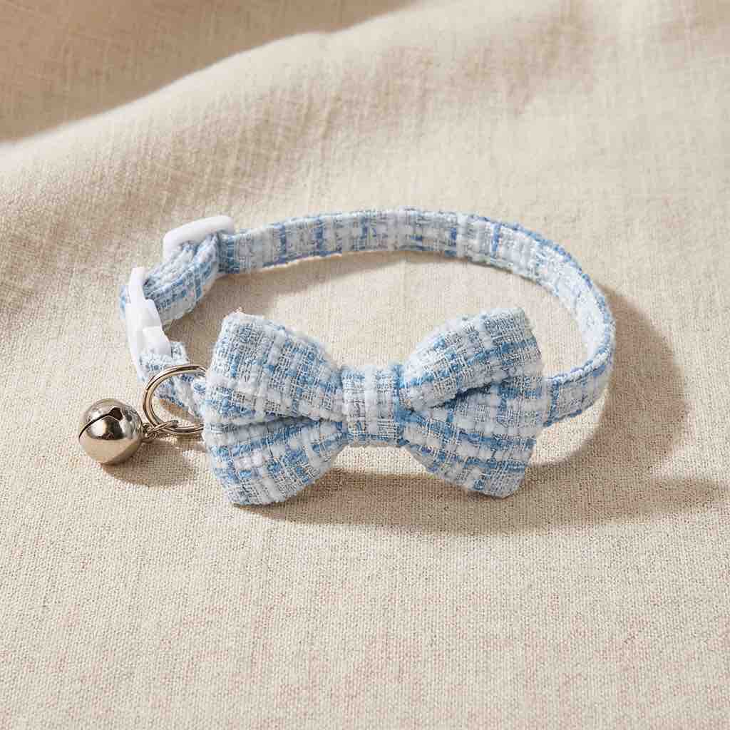 un noeud papillon bleu rayé pour chat avec un fermoir anti-étranglement