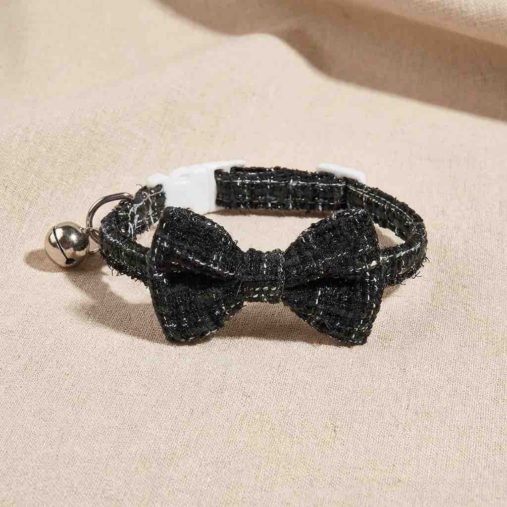 un noeud papillon noir rayé pour chat avec un fermoir anti-étranglement